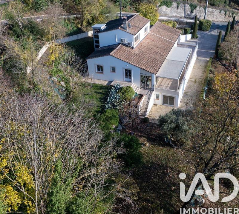 Maison - 235 m² - 8 pièces