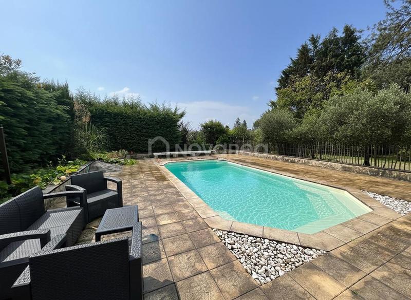 Maison - 240 m² - 11 pièces