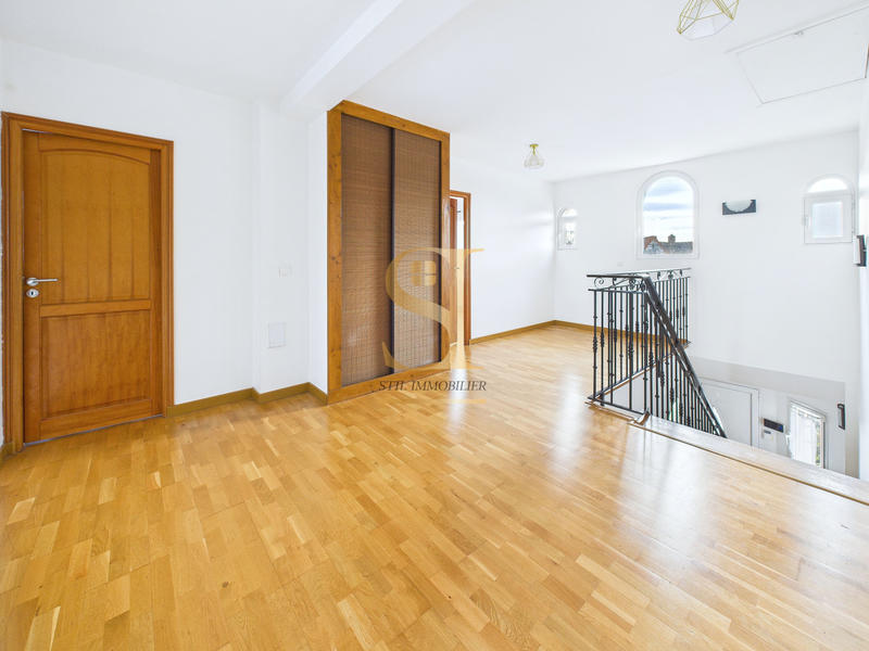 Maison - 211 m² - 9 pièces