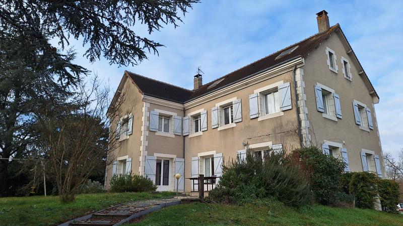 Maison traditionnelle - 240 m² - 10 pièces