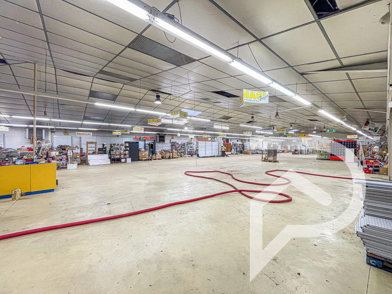 Local commercial - 3 000 m²