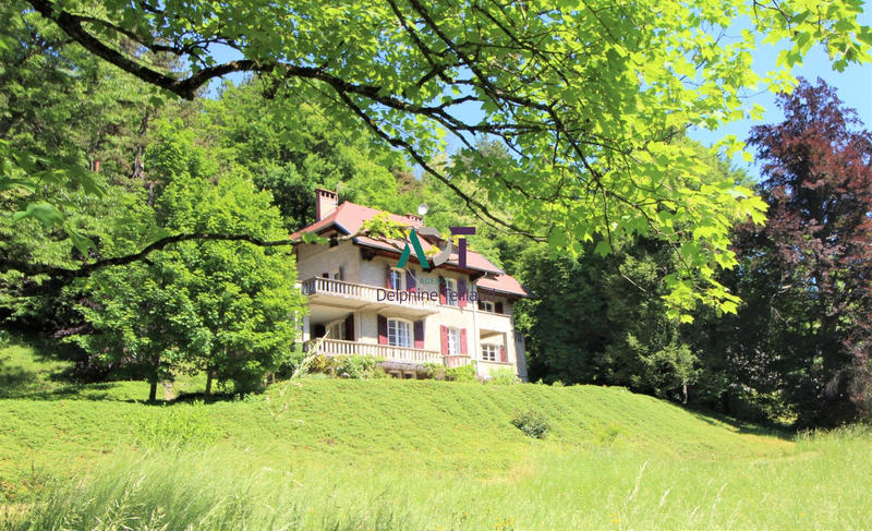 Maison - 300 m² - 12 pièces