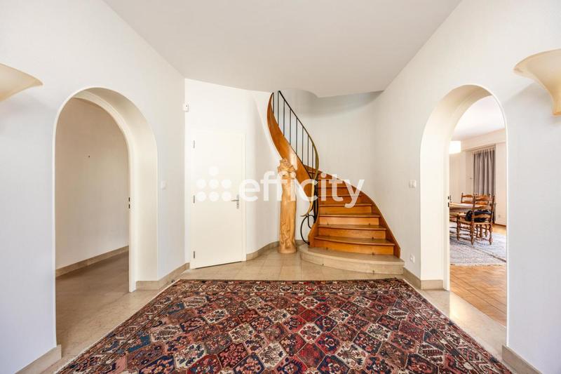 Maison - 288 m² - 9 pièces