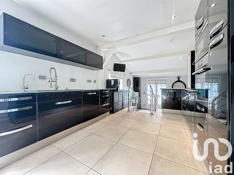 Maison - 250 m² - 8 pièces