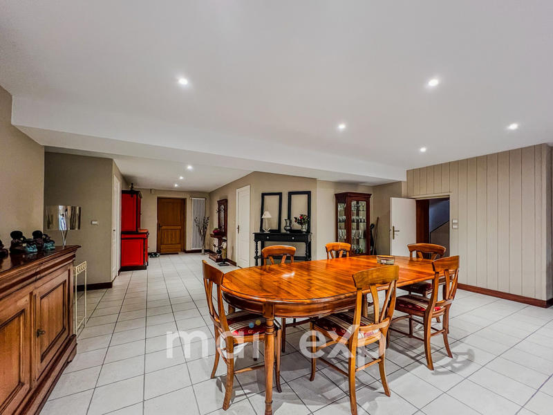 Maison traditionnelle - 230 m² - 6 pièces