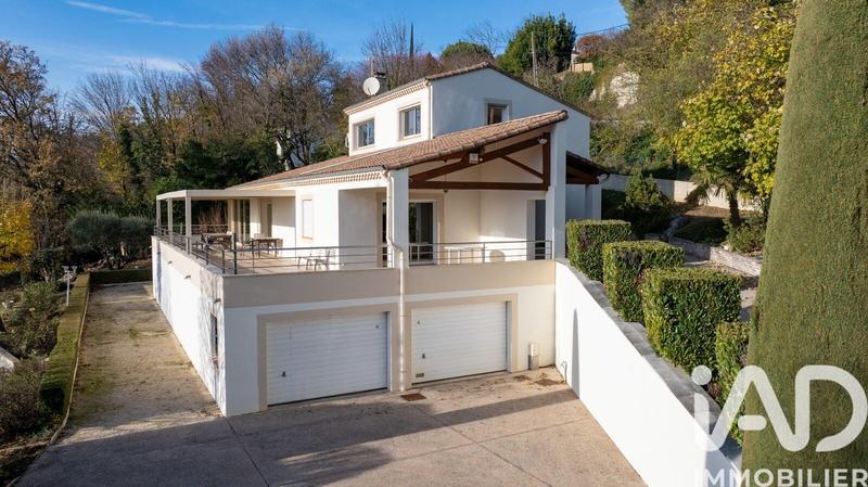 Maison - 235 m² - 8 pièces