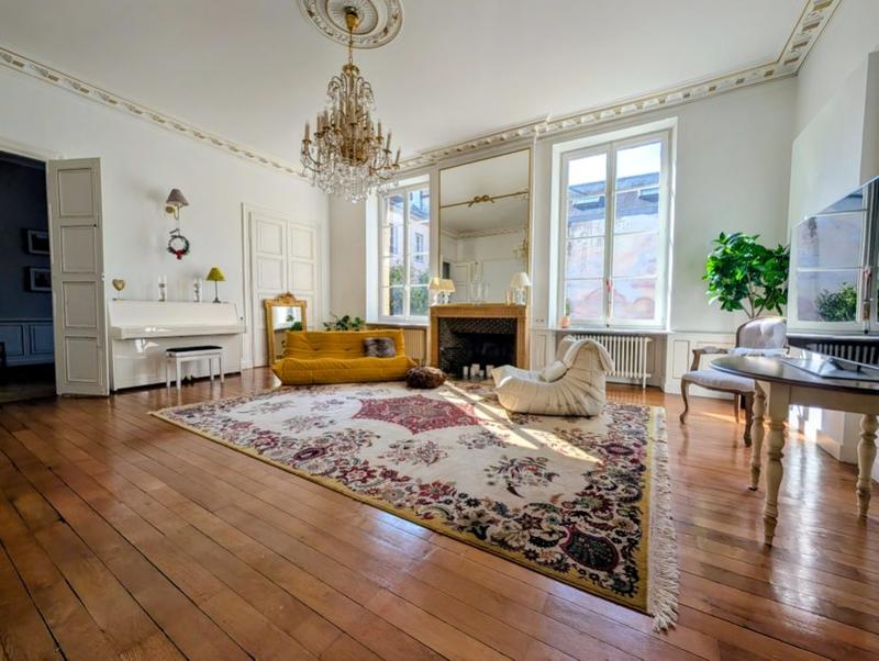 Appartement - 202 m² - 6 pièces