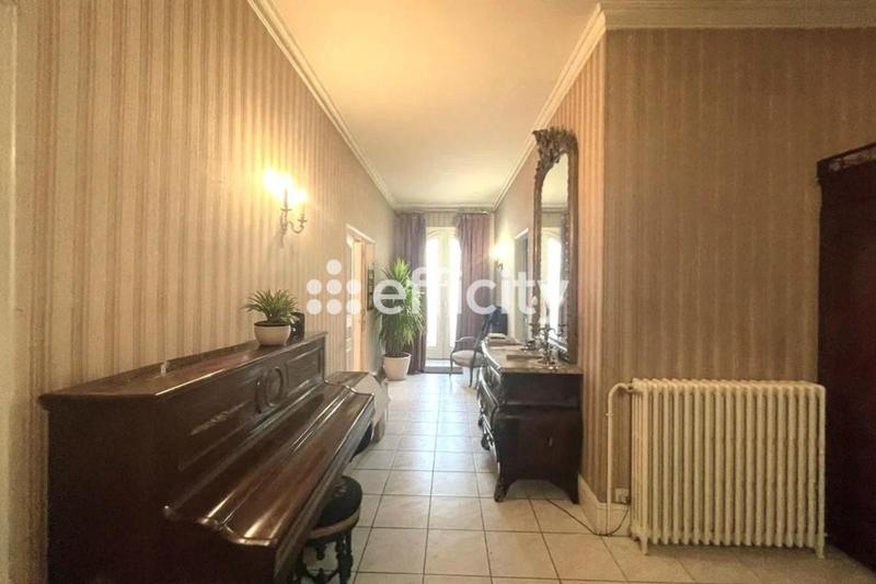 Maison - 265 m² - 8 pièces