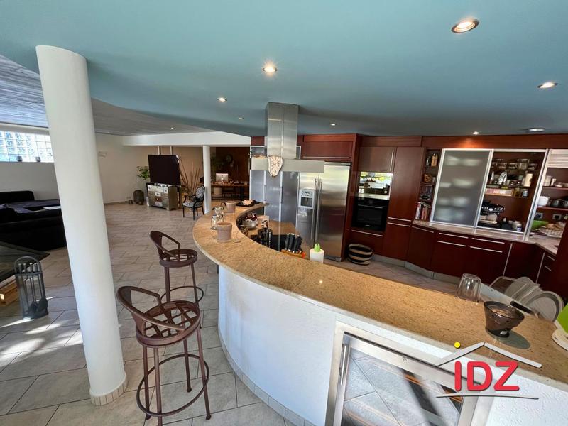 Villa - 318 m² - 9 pièces