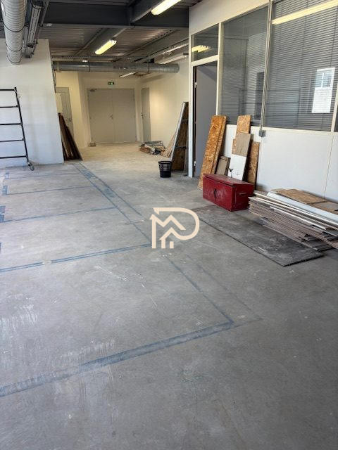 Local d'activités - 143 m²