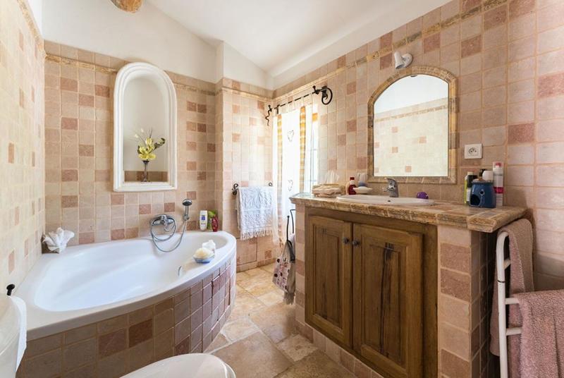 Mas - 691 m² - 13 pièces