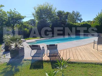 Villa - 243 m² - 9 pièces