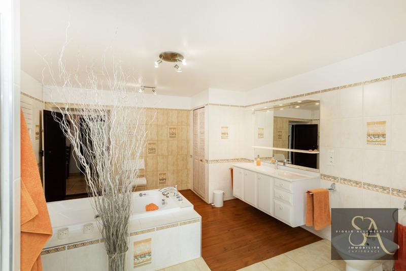 Maison - 312 m² - 9 pièces
