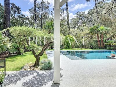 Maison - 260 m² - 10 pièces