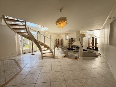 Maison - 210 m² - 11 pièces