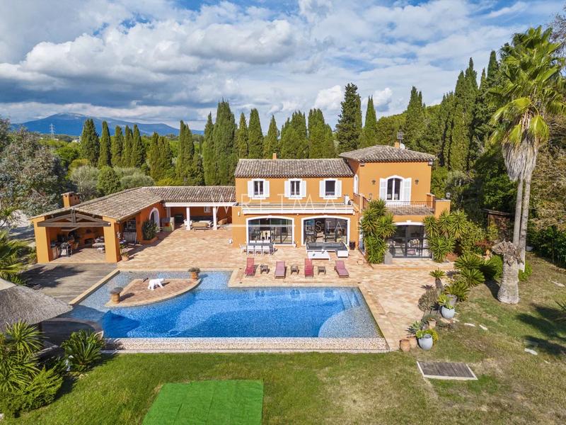 Maison - 472 m² - 10 pièces