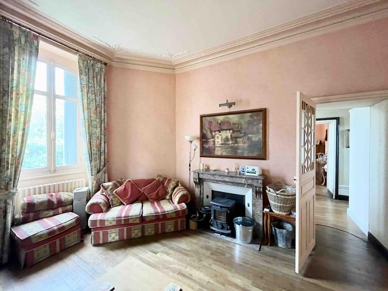 Maison - 222 m² - 9 pièces