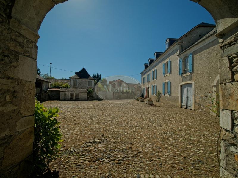 Maison - 350 m² - 12 pièces