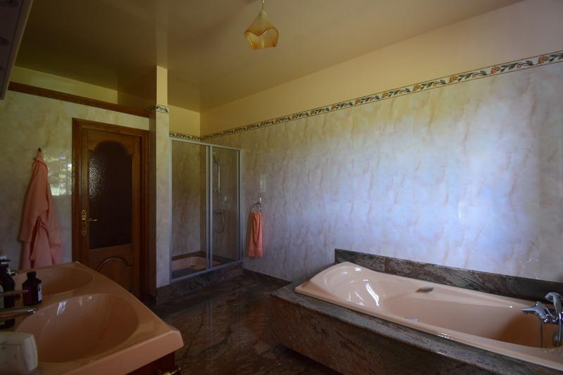 Propriété - 240 m² - 6 pièces