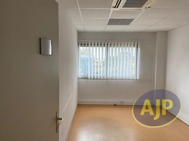 Local d'activité / Entrepôt - 173 m² - 7 pièces