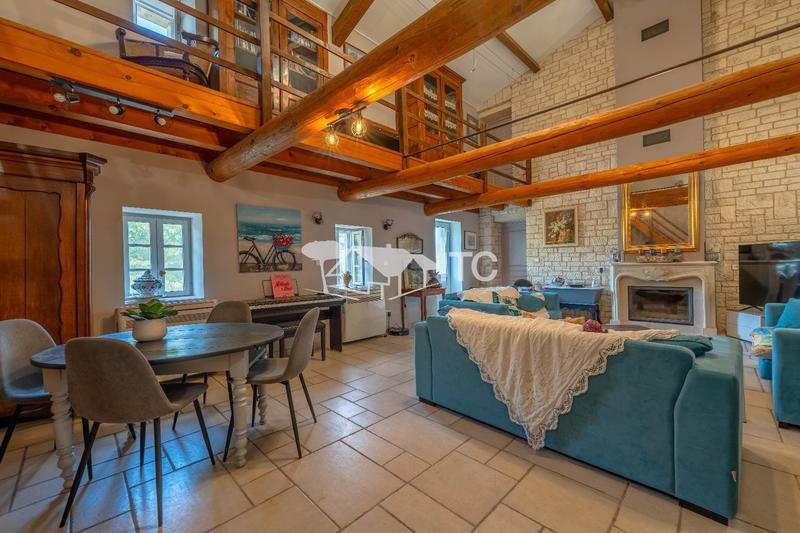 Maison - 244 m² - 7 pièces