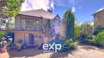 Maison - 242 m² - 7 pièces