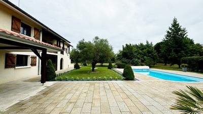 Maison - 348 m² - 11 pièces