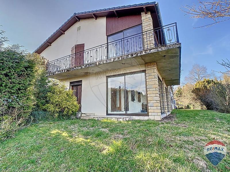 Maison - 222 m² - 9 pièces