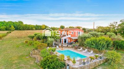 Maison - 205 m² - 6 pièces