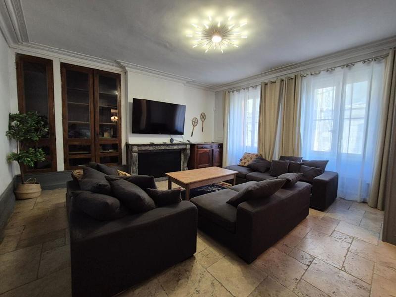 Maison - 330 m² - 11 pièces