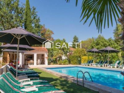 Maison - 399 m² - 20 pièces