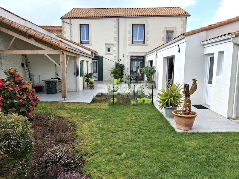 Maison - 230 m² - 9 pièces
