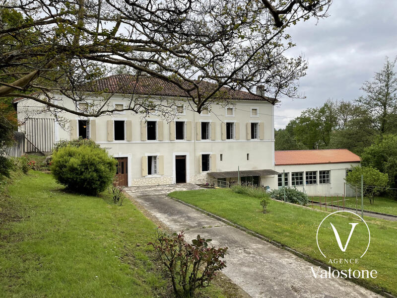 Maison traditionnelle - 300 m² - 11 pièces