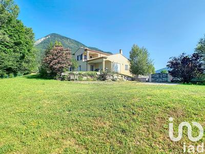 Maison - 220 m² - 8 pièces