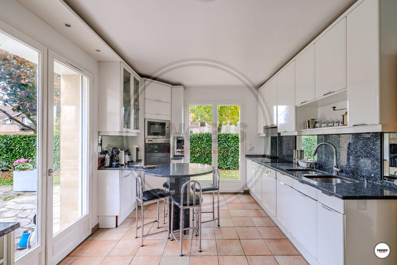 Maison - 256 m² - 9 pièces