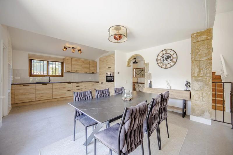 Maison - 181 m² - 7 pièces