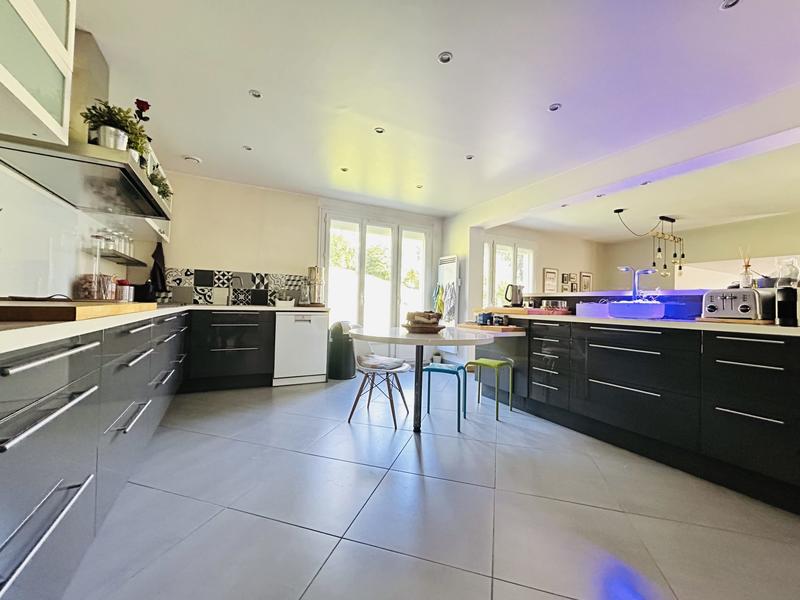 Maison - 250 m² - 8 pièces