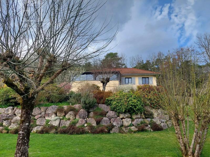 Maison - 207 m² - 9 pièces