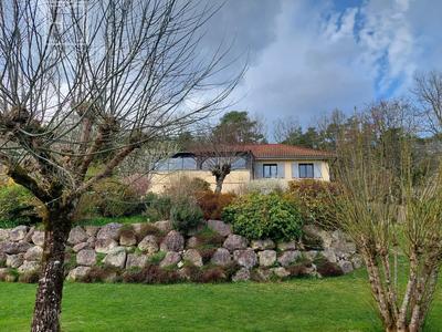 Maison - 207 m² - 9 pièces