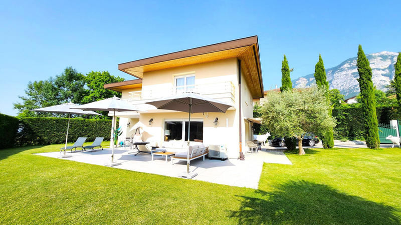 Maison - 221 m² - 5 pièces