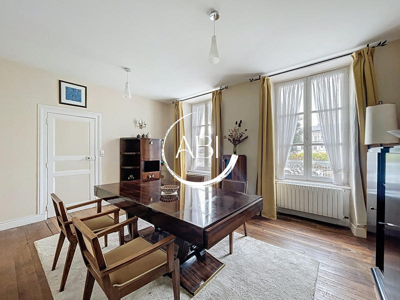 Maison - 200 m² - 11 pièces