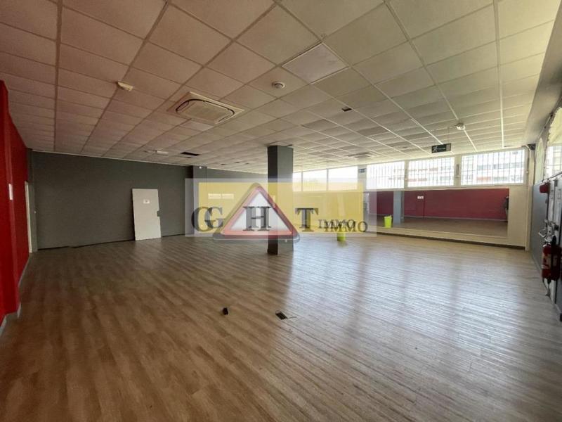 Local commercial - 966 m²