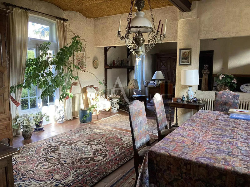 Maison - 281 m² - 9 pièces