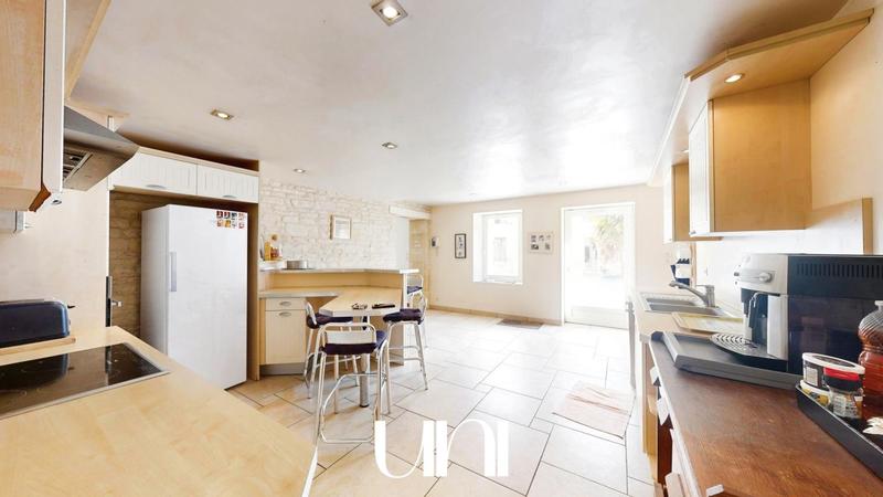 Maison - 250 m² - 6 pièces