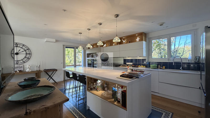 Maison - 228 m² - 7 pièces