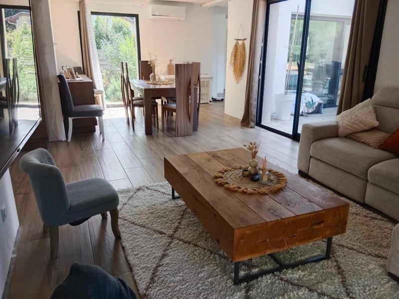 Maison - 180 m² - 8 pièces