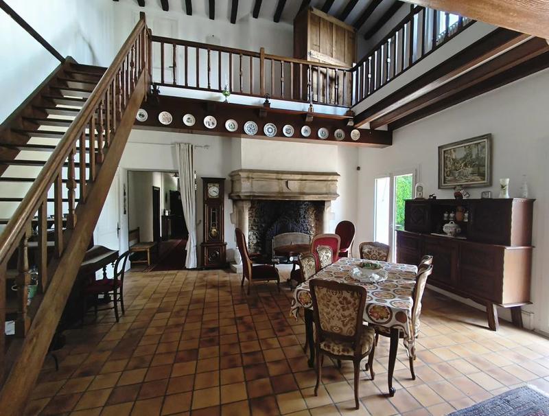 Maison - 316 m² - 9 pièces