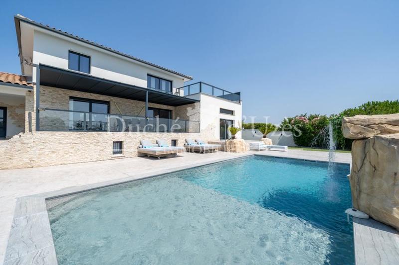 Villa - 300 m² - 9 pièces