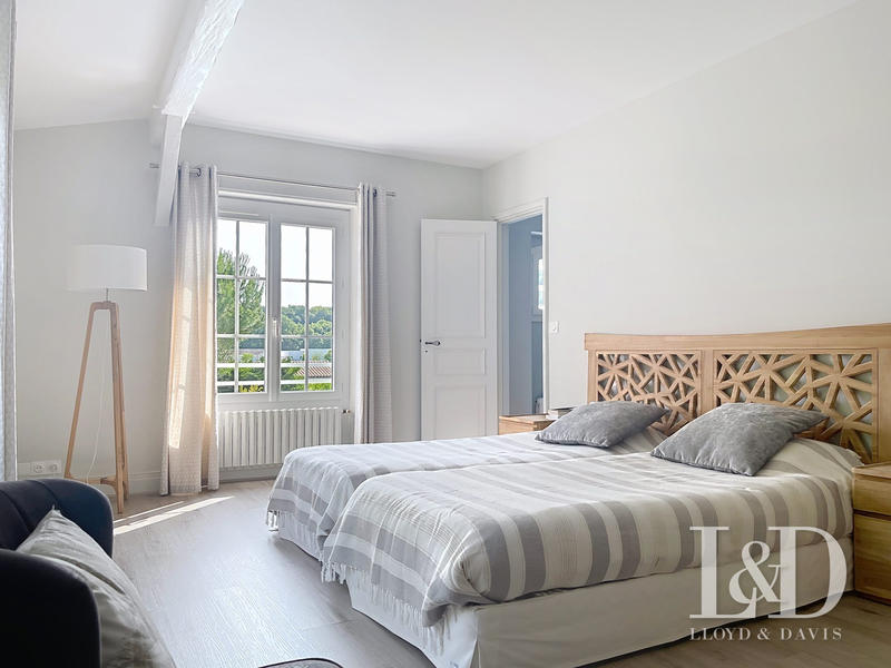 Maison - 278 m² - 9 pièces