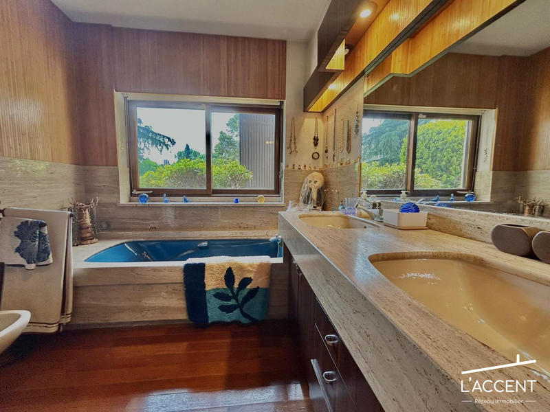 Villa - 239 m² - 7 pièces